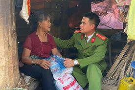Tấm lòng nhân ái của Phó Trưởng Công an xã vùng cao Sơn La