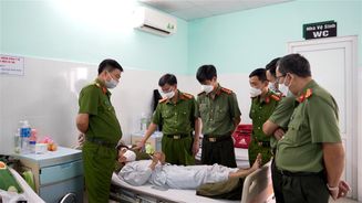 Thăm và động viên chiến sĩ bị thương trong khi làm nhiệm vụ