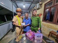 Công an Quảng Ngãi kịp thời giúp đỡ người dân bị nhà xe bỏ rơi giữa đường