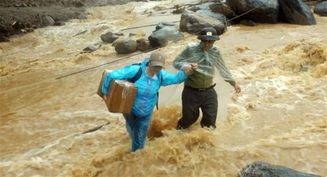 Công an Yên Bái giúp dân khắc phục hậu quả mưa lũ