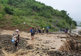 Công an tỉnh Sơn La tích cực hỗ trợ, đảm bảo an toàn cho người dân trong mưa lũ