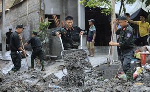 Kịp thời ngăn chặn dòng bùn thải, giúp người dân sớm ổn định cuộc sống