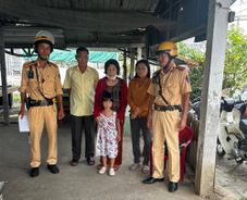 Đội Cảnh sát giao thông An Lạc giúp đỡ cháu bé đi lạc về với gia đình