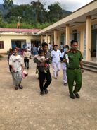 Cháu bé 2 tuổi bị ngộ độc thuốc sâu được Công an xã Tá Bạ, tỉnh Lai Châu kịp thời đưa đi cấp cứu