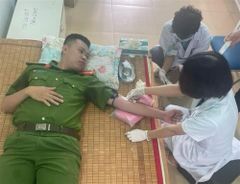 Cán bộ Công an kịp thời hiến máu cứu bệnh nhân qua cơn nguy kịch