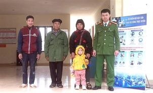 Hai ông cháu lạc đường được Công an giúp đỡ tìm gia đình