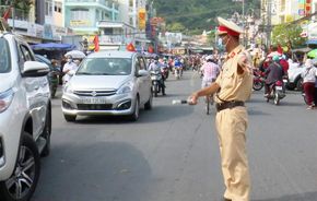 Cảnh sát giao thông kịp thời giúp đỡ nam thanh niên bị co giật, hôn mê đi cấp cứu