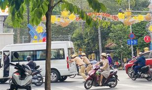 Cảnh sát giao thông TP. Hồ Chí Minh hỗ trợ người dân gặp sự cố trên đường