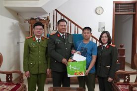 Thăm, động viên cán bộ Công an viên bị thương khi làm nhiệm vụ