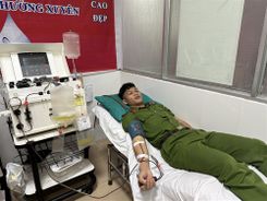 Cảnh sát cơ động trực xuyên Tết hiến máu, tiểu cầu cứu người