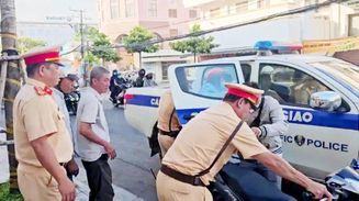 Cảnh sát giao thông hai tỉnh Bạc Liêu và An Giang đưa người dân đi cấp cứu kịp thời