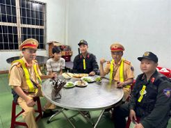 Cảnh sát giao thông Quảng Ngãi giải cứu bé gái bị kẻ xấu dụ dỗ vào Nam