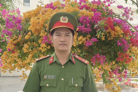 Khen thưởng Thượng úy Công an nhạy bén, mưu trí trong xử lý vụ cháy nhà dân