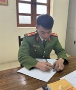 Cán bộ Công an kịp thời giúp đỡ người bị tai nạn giao thông
