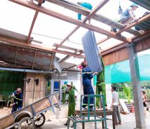 Hà Tĩnh: Cán bộ, chiến sỹ tích cực giúp dân khắc phục thiệt hại do lốc xoáy gây ra