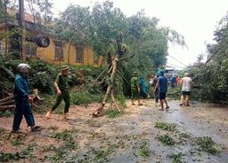 Cán bộ, chiến sỹ Công an huyện tích cực khắc phục hậu quả mưa bão