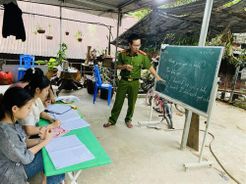 “Lớp học ngoại ngữ” ở bản nghèo vùng cao biên giới của thầy giáo Công an xã Nậm Ban