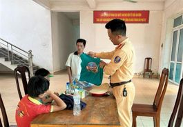 Hai cháu bé đi lạc được cán bộ Cảnh sát giao thông Tuyên Quang giúp đỡ