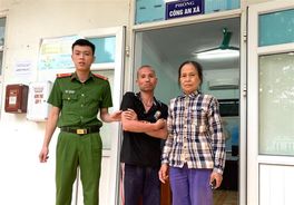 Công an xã giúp đỡ người bị thiểu năng trí tuệ đi lạc trở về với gia đình