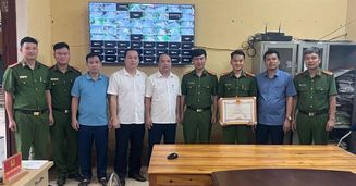 Trung úy Công an dũng cảm cứu sống cháu bé giữa dòng nước siết