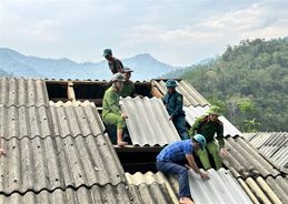 Giúp người dân dựng lại nhà sau trận mưa đá tàn phá