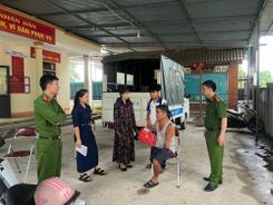 Công an xã dùng xe ô tô chuyên dụng đưa công dân đi lạc về nhà an toàn