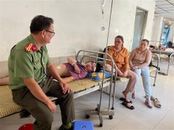 Thăm, động viên cán bộ Công an bị thương khi cứu chữa tài sản giúp dân