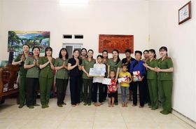 Những người mẹ đỡ đầu mang sắc phục Công an nhân dân
