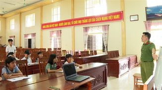 Cán bộ Công an xã mở lớp dạy tiếng Anh miễn phí cho các em học sinh có hoàn cảnh khó khăn