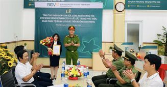 Khen thưởng công dân kịp thời ngăn chặn tội phạm lừa đảo trên không gian mạng