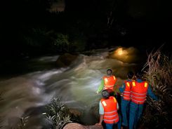 Giải cứu 05 người mắc kẹt giữa dòng nước lớn khi Thủy điện Đồng Nai 2 xả đập