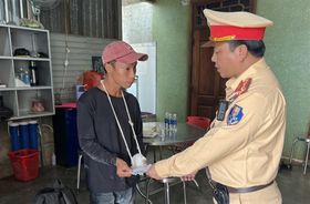 Cảnh sát giao thông Đắk Nông hỗ trợ, giúp đỡ một thanh niên bị gãy tay, có hoàn cảnh khó khăn