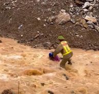 Bộ trưởng Bộ Công an biểu dương đồng chí Thượng úy Nguyễn Mạnh Tường, Công an huyện Mèo Vạc dũng cảm lao xuống dòng lũ dữ cứu người dân