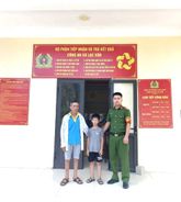 Công an xã giúp bé trai đi lạc về với gia đình