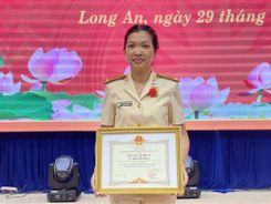 Cán bộ nữ Công an tận tụy trong thực hiện Đề án số 06/QĐ-TTg của Thủ tướng Chính phủ
