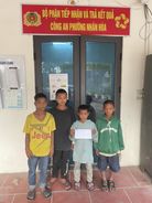 Công an phường giúp đỡ bốn em nhỏ về với gia đình