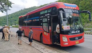 Cảnh sát giao thông Công an Đà Nẵng hỗ trợ gia đình cháu nhỏ bị nhà xe bỏ rơi giữa đường về quê an toàn