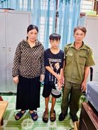Lực lượng ANTT ở cơ sở xã Vũ Bản, huyện Bình Lục (Hà Nam) giúp cháu bé đi lạc trở về gia đình