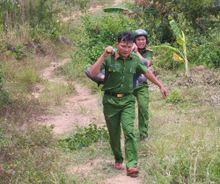 Phú Yên: Công an xã Hòa Quang Bắc giúp đỡ kịp thời 2 người dân nguy kịch do bị ong đốt
