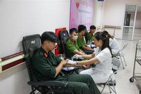 Cán bộ, chiến sỹ Cảnh sát cơ động Thái Nguyên tham gia hiếu máu cấp cứu người bệnh