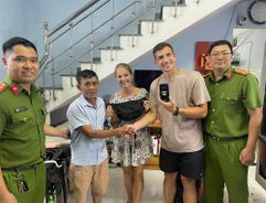 02 du khách nước ngoài cảm ơn lực lượng Công an và người dân Đà Nẵng đã giúp tìm lại tài sản bị đánh rơi