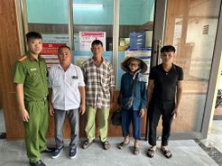 Công an phường giúp người đi lạc về với gia đình