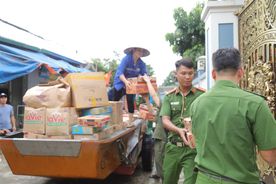 Hà Nội: Công an huyện Chương Mỹ giúp dân vùng rốn lũ