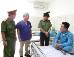Thăm, động viên 02 cán bộ Công an phường bị thương trong khi thi hành công vụ