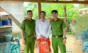 Cán bộ Công an xã kịp thời cứu người dân bị ngã bất tỉnh dưới nước sâu