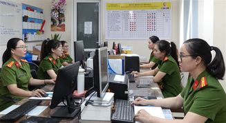 Những cán bộ nữ tận tụy với công việc