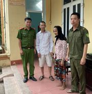 Cụ bà hơn 60 tuổi đi lạc được Công an giúp đỡ đưa về với người thân