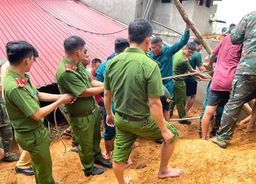 Nhanh chóng giải cứu người dân bị mắc kẹt do sạt lở đất