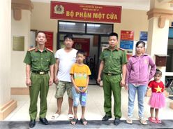 Công an xã đưa em học sinh về với gia đình an toàn