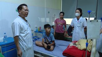 Cán bộ Công an huyện Vân Hồ kịp thời cứu 2 cháu bé đuối nước khi đi tắm hồ